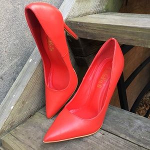LuLu’s Red Pumps